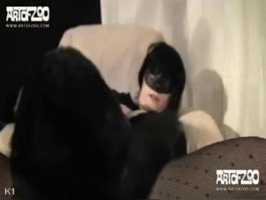 Chien à la bride :  une dominatrice masquée se laisse prendre