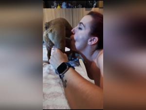 Désir Bestial : Une Fille Sous le Contrôle d'un Chien