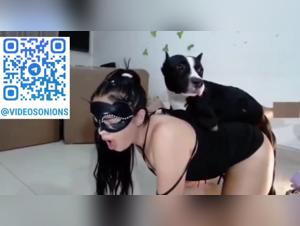 Zoophilie sauvage :  Une latina se laisse dominer par son instinct canin