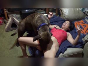 Carmen Nubian: Démoniaque Bestialité Chien Zooskool