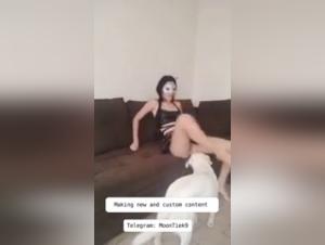 Animalité brute : Chien dévore une fille impuissante