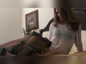 Délices animales : La Milf se soumet au chien