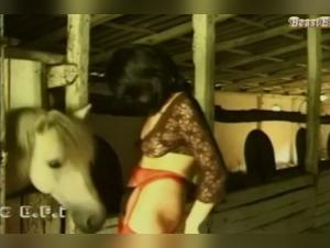 Le cheval de Milly lui offre une séance de léchage inoubliable